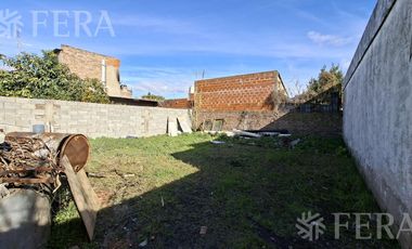 Venta casa para dos familias con jardín en Wilde