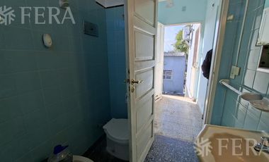 Venta casa para dos familias con jardín en Wilde