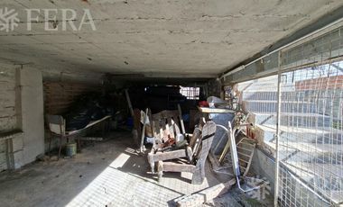 Venta casa para dos familias con jardín en Wilde