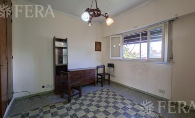 Venta casa para dos familias con jardín en Wilde
