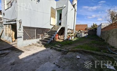 Venta casa para dos familias con jardín en Wilde