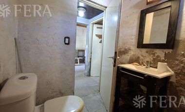 Venta casa para dos familias con jardín en Wilde