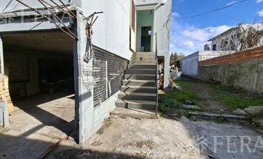 Venta casa para dos familias con jardín en Wilde