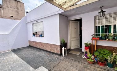 PH al frente a reciclar con patio, parrilla y cochera