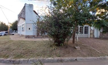 Gran terreno en esquina con 4 propiedades a refaccionar barrio 7 Jefes.