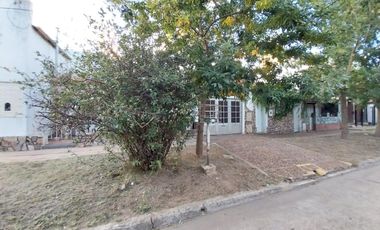 Gran terreno en esquina con 4 propiedades a refaccionar barrio 7 Jefes.