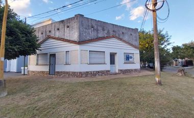 Gran terreno en esquina con 4 propiedades a refaccionar barrio 7 Jefes.