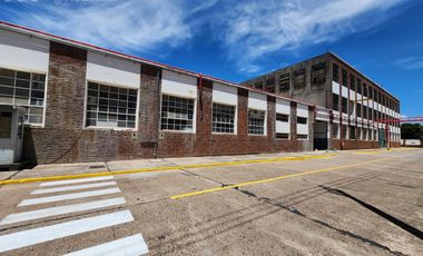 Deposito en venta 1400 m2 predio industrial con seguridad Quilmes, apto credito, GBA Sur