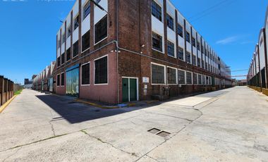 Deposito en venta 3481 m2 en predio industrial con seguridad Quilmes, apto credito, GBA Sur