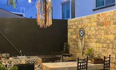 Casa amueblada con recámara en planta baja y cuarto de servicio  en el refugio