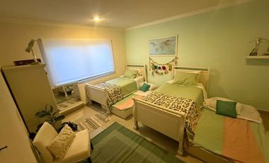 Casa amueblada con recámara en planta baja y cuarto de servicio  en el refugio
