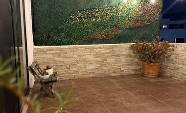Casa amueblada con recámara en planta baja y cuarto de servicio  en el refugio