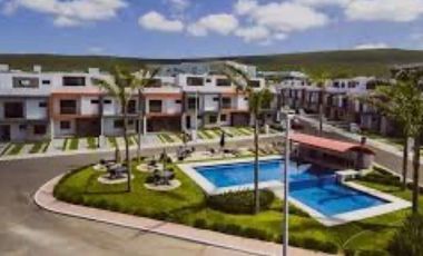 Casa amueblada con recámara en planta baja y cuarto de servicio  en el refugio