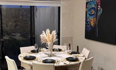 Casa amueblada con recámara en planta baja y cuarto de servicio  en el refugio