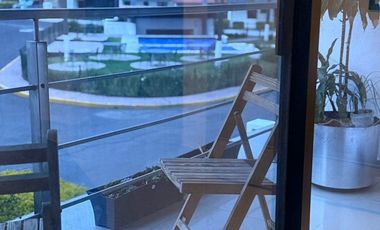 Casa amueblada con recámara en planta baja y cuarto de servicio  en el refugio
