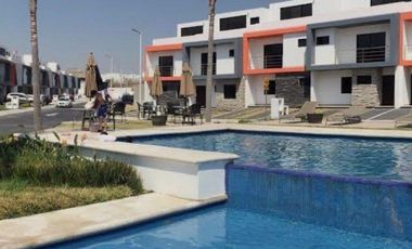 Casa amueblada con recámara en planta baja y cuarto de servicio  en el refugio