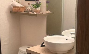 Casa amueblada con recámara en planta baja y cuarto de servicio  en el refugio