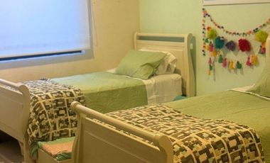 Casa amueblada con recámara en planta baja y cuarto de servicio  en el refugio