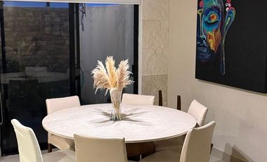 Casa amueblada con recámara en planta baja y cuarto de servicio  en el refugio