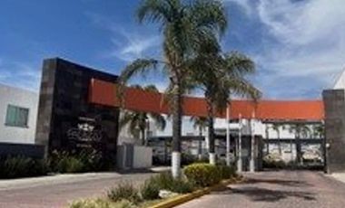Casa amueblada con recámara en planta baja y cuarto de servicio  en el refugio