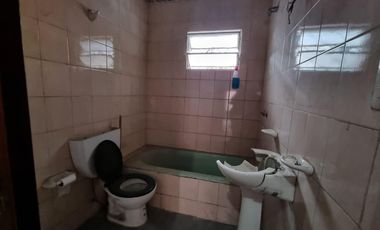 Casa 4 amb con Galpón  venta lanus