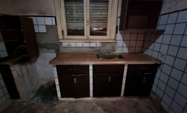 Casa 4 amb con Galpón  venta lanus