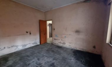 Casa 4 amb con Galpón  venta lanus