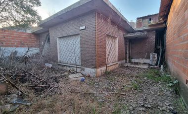 Casa 4 amb con Galpón  venta lanus