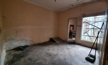 Casa 4 amb con Galpón  venta lanus