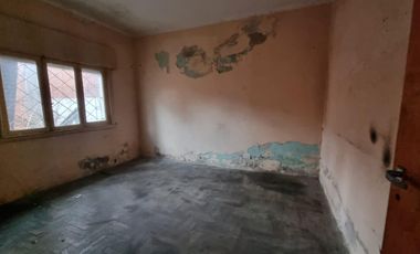 Casa 4 amb con Galpón  venta lanus