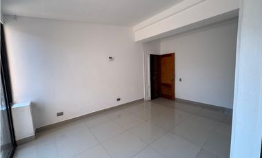 APARTAMENTO CON AMPLIOS ESPACIOS
