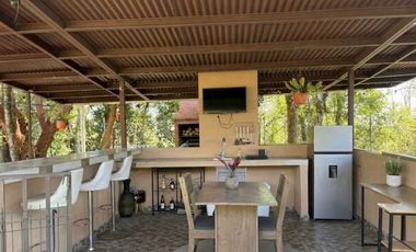 ALQUILER DE CASA EN ALTO BOQUETE SEMI AMOBLADA 3R CON PATIO Y PISCINA