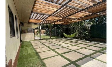 ALQUILER DE CASA EN ALTO BOQUETE SEMI AMOBLADA 3R CON PATIO Y PISCINA
