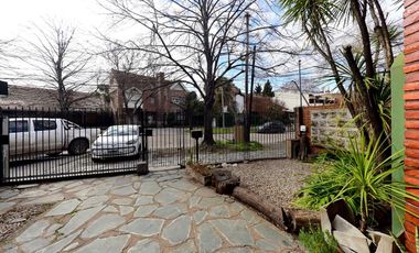 VENTA CASA 7 AMB. JARDIN Y GARAGE  - ADROGUÉ