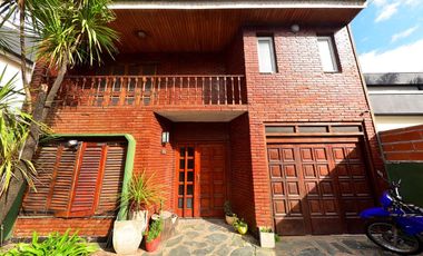 VENTA CASA 7 AMB. JARDIN Y GARAGE  - ADROGUÉ