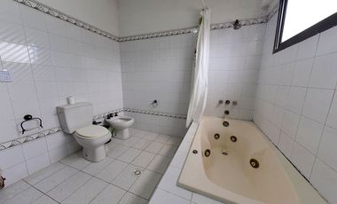 VENTA CASA 7 AMB. JARDIN Y GARAGE  - ADROGUÉ