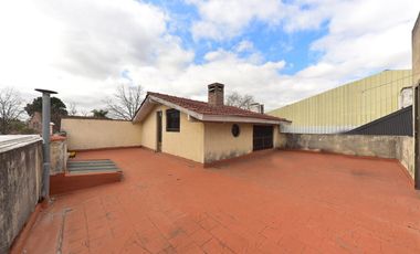 VENTA CASA 7 AMB. JARDIN Y GARAGE  - ADROGUÉ