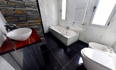 VENTA CASA 7 AMB. JARDIN Y GARAGE  - ADROGUÉ