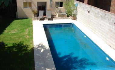 Venta Casa 7 Ambientes con pileta y Quincho Beccar