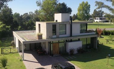 CASA EN VENTA AREA 60 5 AMB BARRIO LA VICTORIA