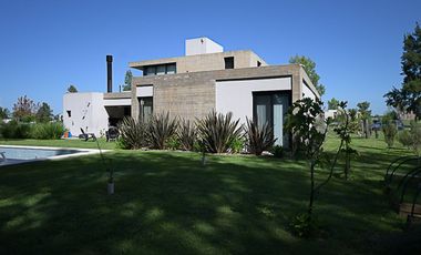 CASA EN VENTA AREA 60 5 AMB BARRIO LA VICTORIA