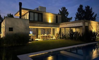 CASA EN VENTA AREA 60 5 AMB BARRIO LA VICTORIA