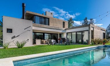 CASA EN VENTA AREA 60 5 AMB BARRIO LA VICTORIA