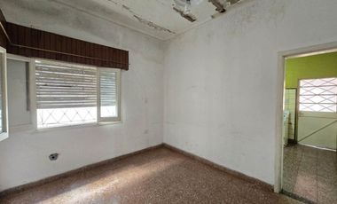 CASA 5 AMBIENTES EN VENTA EN LANUS COCHERA