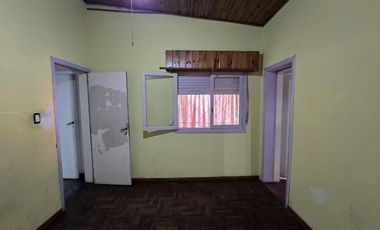 CASA 5 AMBIENTES EN VENTA EN LANUS COCHERA