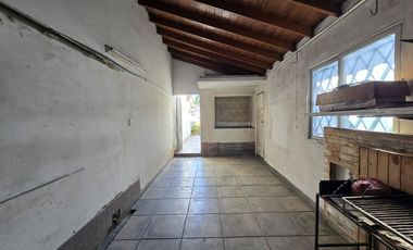 CASA 5 AMBIENTES EN VENTA EN LANUS COCHERA