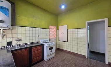 CASA 5 AMBIENTES EN VENTA EN LANUS COCHERA