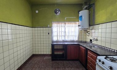 CASA 5 AMBIENTES EN VENTA EN LANUS COCHERA