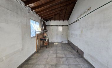 CASA 5 AMBIENTES EN VENTA EN LANUS COCHERA