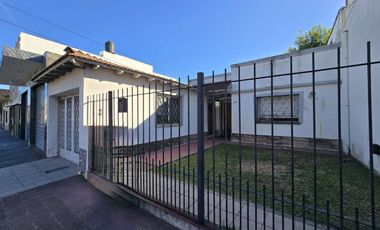 CASA 5 AMBIENTES EN VENTA EN LANUS COCHERA